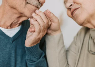 ¿Cómo podemos acompañar a una persona mayor para un envejecimiento saludable?